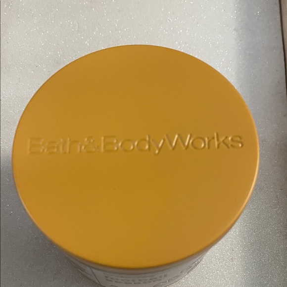 Bath & Body Works Football Season Candle - Gold and White - Picture 2 of 4